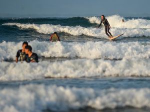 Serunya Taklukkan Ombak di Pantai Batukaras Serunya Taklukkan Ombak di Pantai Batukaras