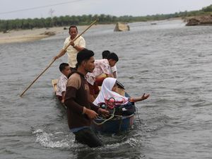 Jembatan Rusak, Siswa di Aceh Sebrangi Sungai untuk Sekolah