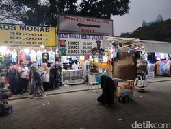Keluhkan Omzet Turun, Pedagang Harap Monas Buka Sampai Malam Lagi
