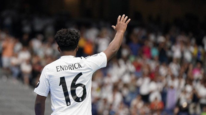 Soccer Football - Real Madrid unveil Endrick - Santiago Bernabeu, Madrid, Spain - July 27, 2024 Real Madrid new signing Endrick waves to the fans during the presentation REUTERS/Ana Beltran
