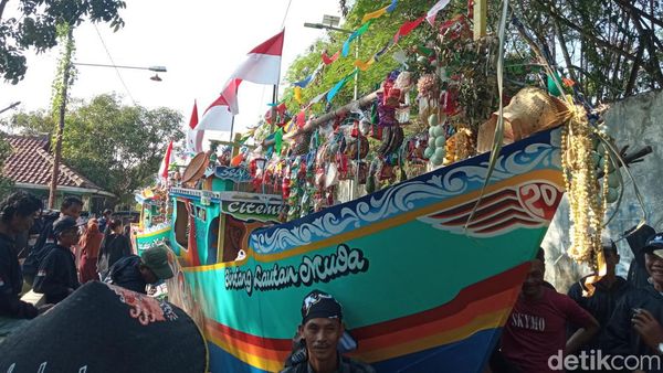 Menengok Kemeriahan Tradisi Nadran di Desa Citemu Cirebon