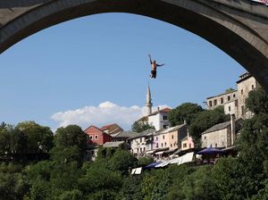 Duh, Lompat dari Jembatan Ikonik Bosnia, Turis Australia Patah Tulang