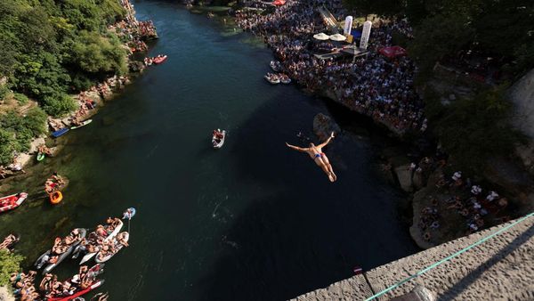 Aksi Melompat dari Jembatan Tua Bosnia yang Bikin Merinding