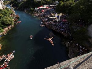 Aksi Melompat dari Jembatan Tua Bosnia yang Bikin Merinding Aksi Melompat dari Jembatan Tua Bosnia yang Bikin Merinding