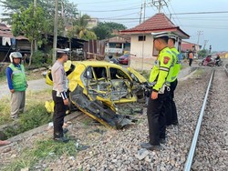 Rekaman CCTV Daihatsu Ayla Tertabrak KA Babaranjang di Muara Enim
