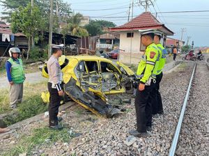Rekaman CCTV Daihatsu Ayla Tertabrak KA Babaranjang di Muara Enim Rekaman CCTV Daihatsu Ayla Tertabrak KA Babaranjang di Muara Enim