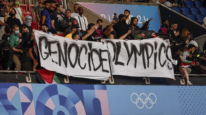 Bendera Palestina Berkibar Saat Paraguay Kalahkan Israel di Olimpiade Paris Paraguay's Fernandez Marcelo scores a goal during the men's group D match between Israel and Paraguay at the Parc des Princes during the 2024 Summer Olympics, Saturday, July 27, 2024, in Paris, France. (AP Photo/Aurelien Morissard)