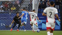 Pemain Paraguay Fernandez Marcelo mencetak gol selama pertandingan Grup D putra antara Israel dan Paraguay di Parc des Princes selama Olimpiade Paris 2024 di Paris, Prancis.  