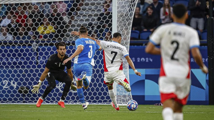 Paraguay's Fernandez Marcelo scores a goal during the men's group D match between Israel and Paraguay at the Parc des Princes during the 2024 Summer Olympics, Saturday, July 27, 2024, in Paris, France. (AP Photo/Aurelien Morissard)