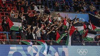 Beberapa penonton membawa bendera Palestina ke dalam pertandingan, hal itu membuat marah beberapa pendukung Israel yang berada di kerumunan.  