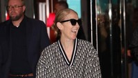 Kocaknya Celine Dion Bongkar Isi Tas, Ada Mikrofon sampai Makanan Anjing