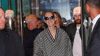 Gaya Celine Dion Pakai Baju Olahraga Seharga Rp 113 Juta