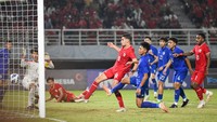 Garuda muda bisa membuka keunggulan melalui Jens Raven di menit ke-18. Skor 1-0 untuk Indonesia bertahan hingga babak pertama tuntas. ANTARA FOTO/Sigid Kurniawan