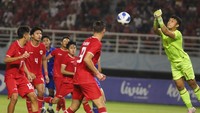 Pada babak kedua, Thailand lebih dominan. Lini belakang Indonesia tampil disiplin meredam serangan Gajah Perang. Thailand gagal bikin gol penyama kedudukan hingga laga tuntas. ANTARA FOTO/Rizal Hanafi