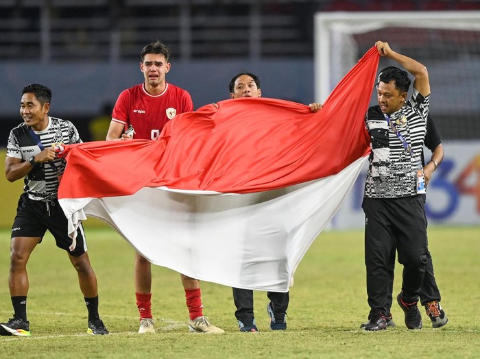 Timnas Indonesia U-19 mengalahkan Thailand U-19 pada final Piala AFF U-19 2024. Garuda Muda juara usai menang 1-0 berkat gol Jens Raven. Final Piala AFF U-19 2024 mempertemukan Indonesia vs Thailand di Stadion Gelora BungTomo, Surabaya, Senin (29/7/2024).