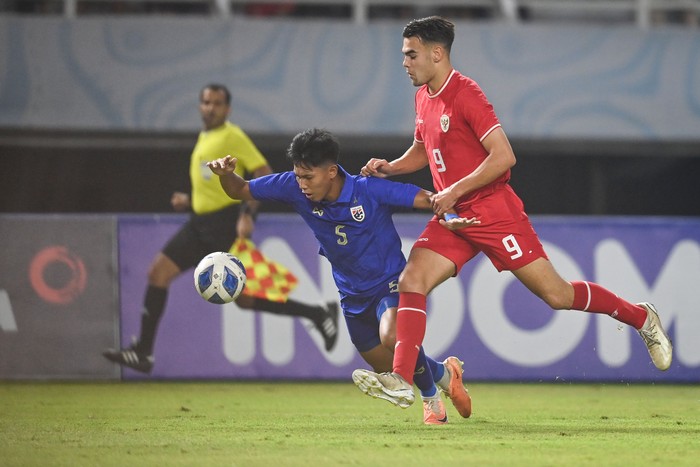 Timnas Indonesia U-19 mengalahkan Thailand U-19 pada final Piala AFF U-19 2024. Garuda Muda juara usai menang 1-0 berkat gol Jens Raven. Final Piala AFF U-19 2024 mempertemukan Indonesia vs Thailand di Stadion Gelora BungTomo, Surabaya, Senin (29/7/2024).