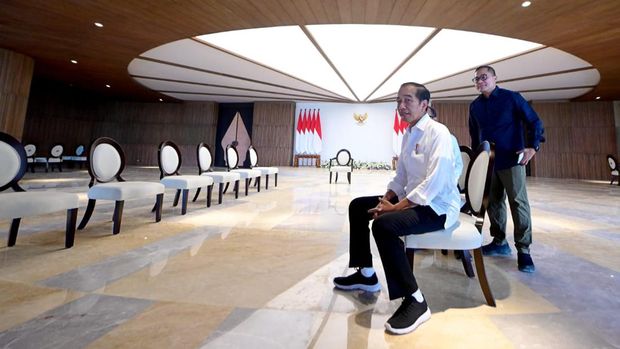 Jokowi di Kantor Presiden di IKN.