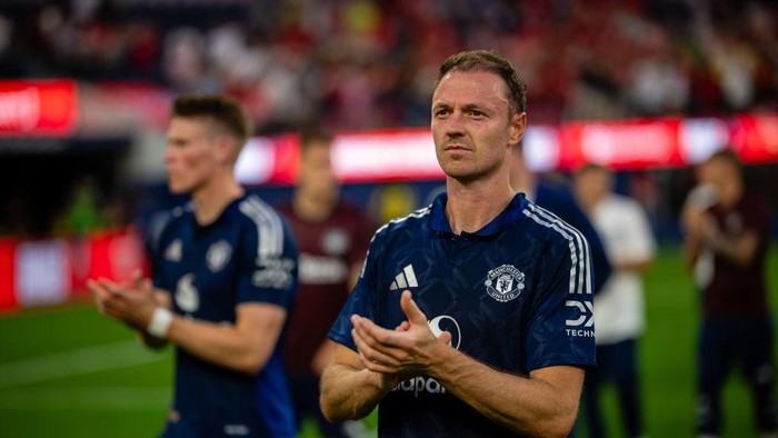 INGLEWOOD, CALIFORNIA - JULY 27: Jonny Evans of Manchester United applauds the fans after the pre-season friendly match between Manchester United and Arsenal at SoFi Stadium on July 27, 2024 in Inglewood, California.  (Photo by Ash Donelon/Manchester United via Getty Images)