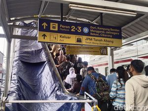 Panjang Antrean Penumpang di Stasiun Tanah Abang Saat Eskalator Diperbaiki Panjang Antrean Penumpang di Stasiun Tanah Abang Saat Eskalator Diperbaiki