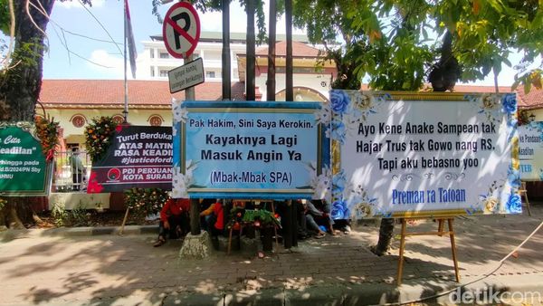 Sederet Pesan Lucu Karangan Bunga Terkait Hakim Vonis Bebas Ronald di PN Surabaya