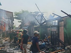 Penampakan Kobaran Api Melahap Kios-Kontrakan di Pademangan Jakut