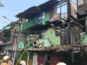 Kebakaran di Pademangan Hanguskan 6 Kios dan 10 Kontrakan, 1 Warga Luka