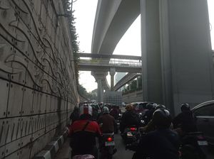 Lalin di Underpass Mampang Arah Kuningan Macet Panjang Pagi Ini