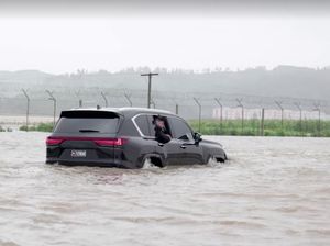 Gaya Kim Jong Un Terobos Banjir Korea Utara Pakai Mobil Gaya Kim Jong Un Terobos Banjir Korea Utara Pakai Mobil