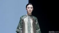Foto: 8 Koleksi Busana Andreas Odang Angkat Tenun Songket Bali
