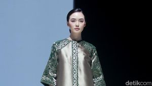 Foto: 8 Koleksi Busana Andreas Odang Angkat Tenun Songket Bali