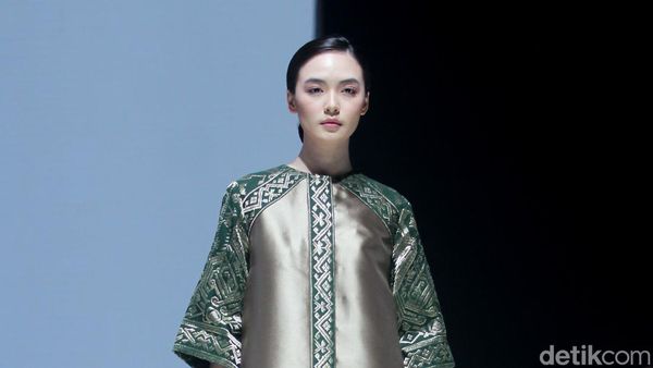 Foto: 8 Koleksi Busana Andreas Odang Angkat Tenun Songket Bali
