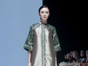 Foto: 8 Koleksi Busana Andreas Odang Angkat Tenun Songket Bali Foto: 8 Koleksi Busana Andreas Odang Angkat Tenun Songket Bali