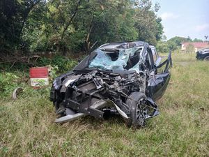 Mobil di Sumsel Oleng hingga Terguling Usai Gagal Nyalip Truk, 2 Orang Tewas