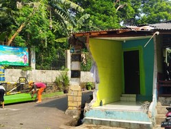 Detik-detik Mobil Boks Nyangkut Pohon, Jumping lalu Tabrak Warung di Jaktim Detik-detik Mobil Boks Nyangkut Pohon, Jumping lalu Tabrak Warung di Jaktim