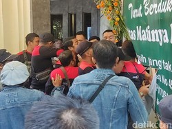 Panas! Massa #PrayforDiniSera Terobos PN Surabaya Cari Hakim Damanik