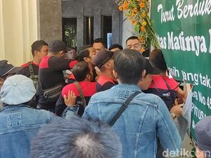 Panas! Massa #PrayforDiniSera Terobos PN Surabaya Cari Hakim Damanik Panas! Massa #PrayforDiniSera Terobos PN Surabaya Cari Hakim Damanik