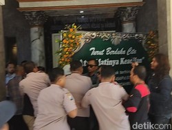 Panas! Massa Demo Cari Hakim Pemvonis Bebas Ronald Tannur di PN Surabaya
