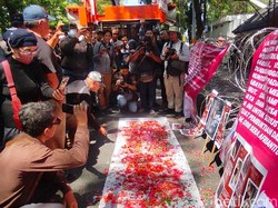 Massa #JusticeforDiniSera Geruduk PN Surabaya Buntut Bebasnya Ronald Tannur