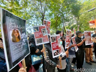 Potret Aksi #JusticeForDiniSera di PN Surabaya