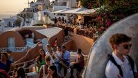 Penampakan Santorini Penuh Sesak Wisatawan