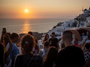 Menikmati Senja di Santorini Menikmati Senja di Santorini