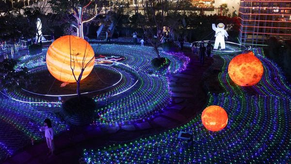 Menjelajahi Luar Angkasa di Pameran Galactic Glow PVJ