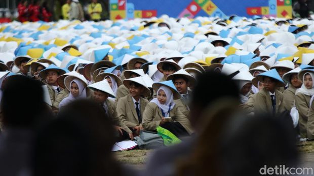 Momen Putri Ariani saat upacara penerimaan mahasiswa baru dan pembukaan Pionir Gadjah Mada 2024 di Lapangan Pancasila, UGM, Senin (29/7/2024).