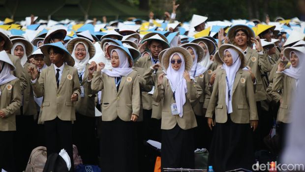 Momen Putri Ariani saat upacara penerimaan mahasiswa baru dan pembukaan Pionir Gadjah Mada 2024 di Lapangan Pancasila, UGM, Senin (29/7/2024).