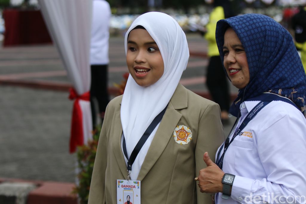 Momen Putri Ariani saat upacara penerimaan mahasiswa baru dan pembukaan Pionir Gadjah Mada 2024 di Lapangan Pancasila, UGM, Senin (29/7/2024).