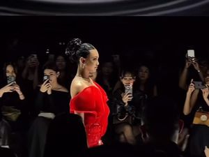 Naura Ayu Akui Malu, Ungkap Perasaan Usai Jatuh di Runway Naura Ayu Akui Malu, Ungkap Perasaan Usai Jatuh di Runway