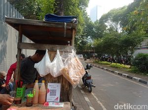 Pedagang Mi Ayam di Kuningan Jaksel Ngeluh Omzet Turun Imbas Proyek Galian