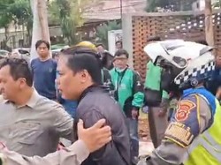 Momen Pelaku Ganjal ATM di Bogor Ditangkap lalu Dinyanyikan Happy Birthday