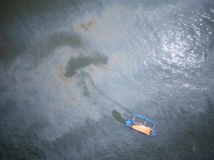 Pemandangan Tumpahan Minyak Kapal Tanker di Teluk Manila