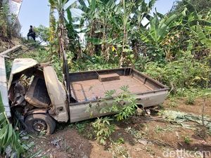 Pikap Oleng Tabrak Tiang Listrik di Cisarua, Satu Orang Tewas